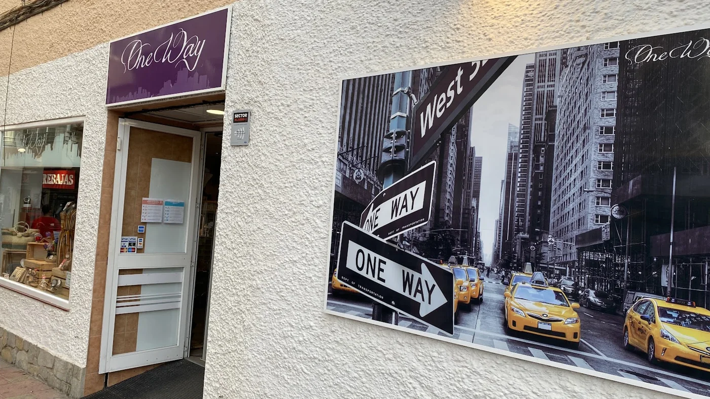 Fachada de ONE WAY en la Avenida de los Boliches